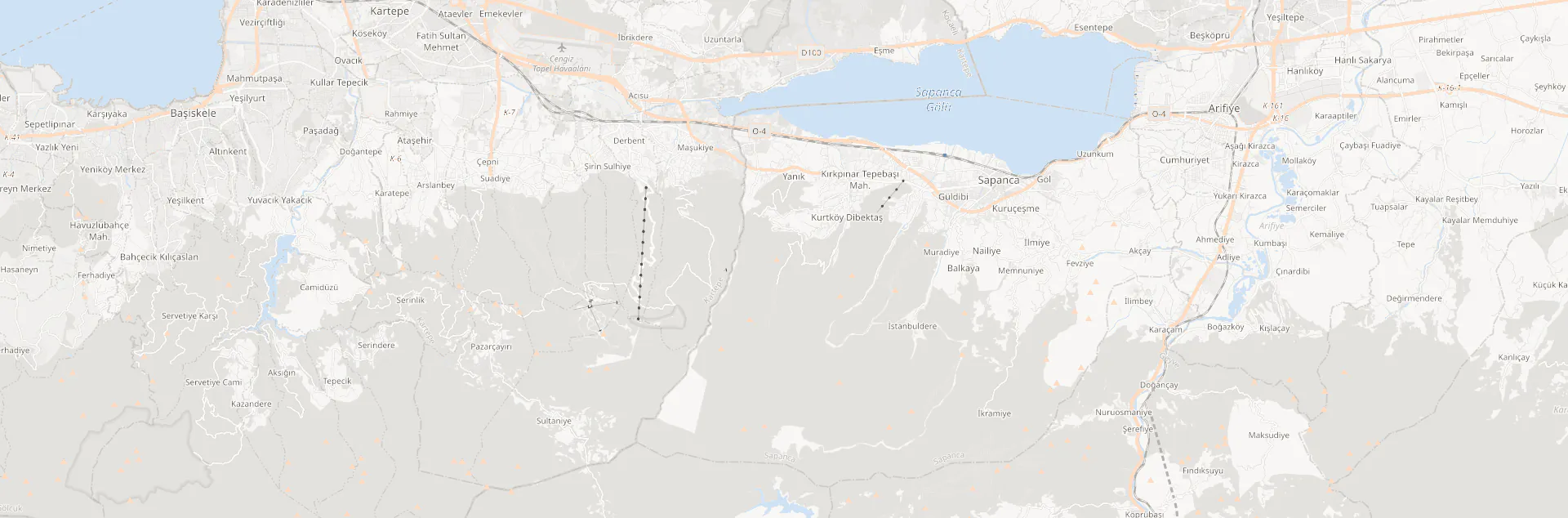 Sapanca Gölü ve çevresinin haritası; dükkanımız gölün güneydoğusunda, Yeni Mahalle'de. Turuncu kesik çizgili alan yaklaşık teslimat bölgemiz: batıda Maşukiye, doğuda Arifiye, güneyde İkramiye, kuzeyde gölün güney kıyısı.